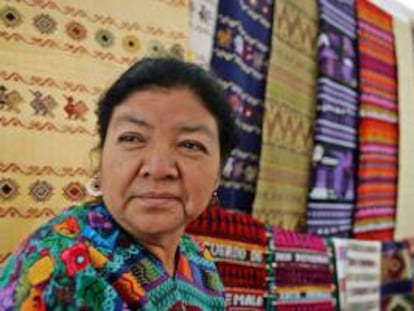 En la imagen, una mujer guatemalteca con materiales textiles es una muestra más de los productos de los artesanos de diferentes partes de Centroamérica que presentan sus trabajos. EFE/Archivo