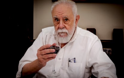 Gonzalo Suárez, tinto en ristre, en la Taberna del Alabardero, de Madrid.