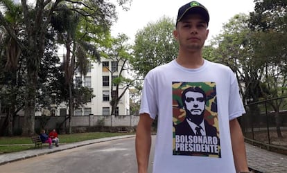 Leonardo Henrique Bello, de 18 anos, em um parque em Curitiba. 