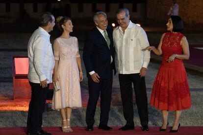 Alberto Fernández, presidente de Argentina es recibido por Luis Abinader, presidente de República Dominicana y Raquel Arbaje, la primera dama.