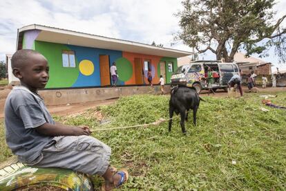 Matatart en el suburbio de Kawempe donde, en colaboración con otra organización, los niños han reconstruido y pintado una casa que les servirá como alojamiento donde dormir. En él, los niños abandonados tienen un refugio en el que pueden descansar bajo el cuidado de un tutor.
