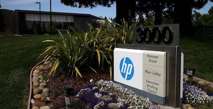 Logo de HP en la sede de la compañía en Palo Alto (California). 