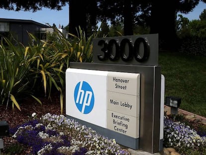 Logo de HP en la sede de la compañía en Palo Alto (California). 