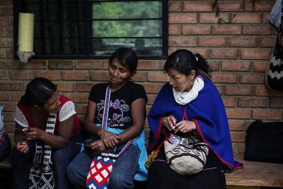 Maria Jacinta Cuchillo Tunubalá (derecha) conversa con las mujeres de etnia nasa que pertenecen a EnRedArte y viven en la zona de Jambaló, un resguardo que, señala un cartel en la carretera de tierra, existe como tal desde el siglo XVIII. Muchas caminan kilómetros para juntarse con el resto de tejedoras. Pero hoy, sentadas junto al río en la Vereda de la Marquesa, todas aseguran que la caminata compensa la experiencia: tejer les ayuda a ser conscientes de su fuerza, sus derechos, su condición. A través de su labor, reivindican su forma de ver el universo. Y además les permite generar ingresos para su sustento y el de sus familias. Cuando el dinero llega, se ríen, es cuando los maridos las entienden.