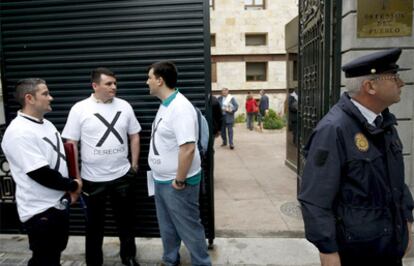 Participantes en la concentracion de la Asociación Unificada de Militares Españoles a las puertas de la sede del Defensor del Pueblo donde presentaron sus quejas contra la Ley de Carrera Militar.