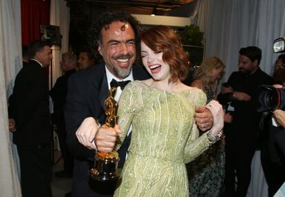 La actriz Emma Stone y Alejandro González Iñárritu bromean tras conocer el triunfo de 'Birdman' como mejor película.