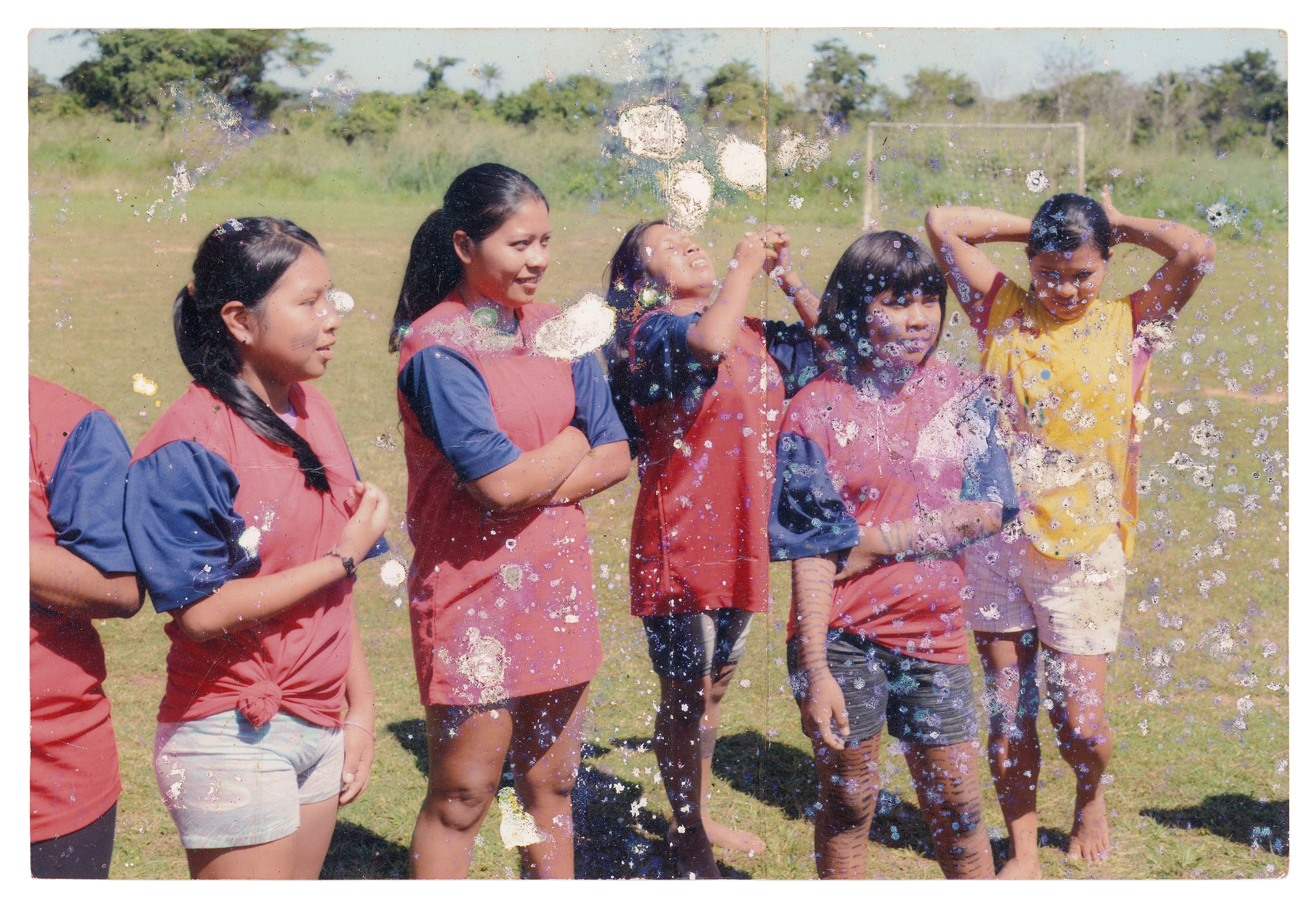 Mari Suruí, Regina Suruí, Midiã Suruí, Celeste Suruí y Tonica Suruí, distrito de Riozinho, en 2012. Este es el equipo de fútbol femenino de la aldea Lapetanha.