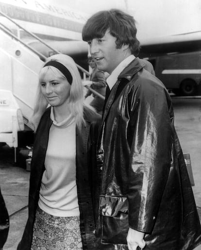 Cynthia Powell y John Lennon llegan al aeropuerto de Londres en 1964.