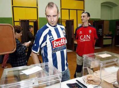 Un aficionado de la Real Sociedad y otro de Osasuna coinciden en una mesa electoral en Pamplona.