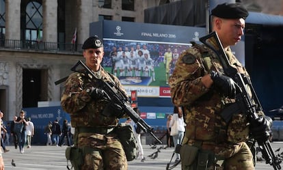 Italian soldiers patrol central Milan.