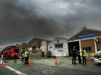 Incendio en una empresa de reciclaje de cart&oacute;n de Alboraya (Valencia).