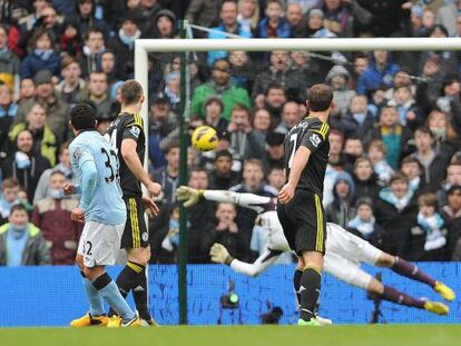 Tévez marca el segundo gol del partido.