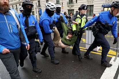 Un manifestante es arrastrado por intentar impedir el acceso a la Explanada Nacional, en Washington. 