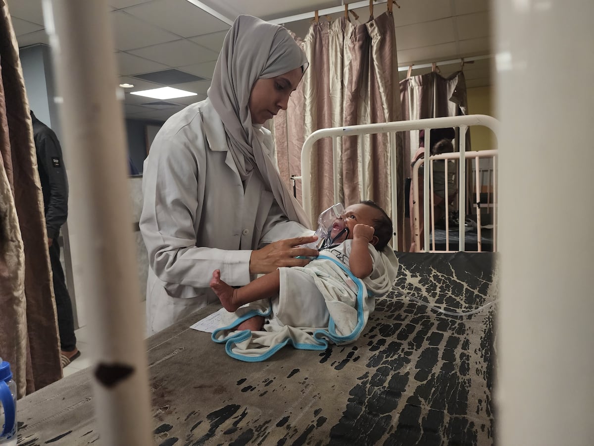 El virus sin nombre que se propaga en Gaza: “Sobrevivimos a los bombardeos pero no quiero que la enfermedad me arrebate a mi bebé”