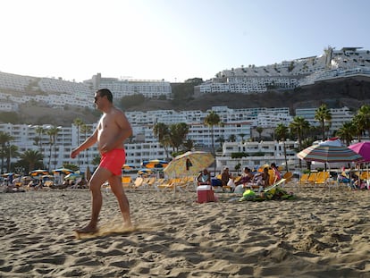 Turistas en la playa de Puerto Rico, al sur de Gran Canaria, el pasado domingo.