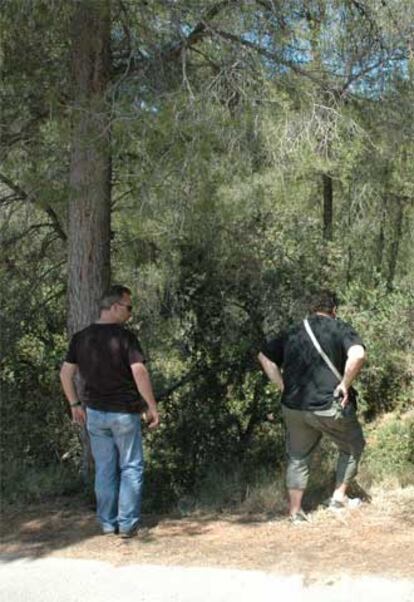 Dos guardias, en Maspujols, donde vivía la banda.