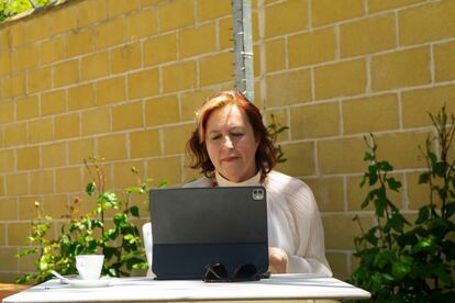 Nieves Trigueros, vecina de Meneses de Campos (Palencia) con su tablet. 