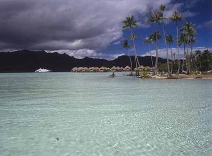Una de las rutas habituales de crucero por Polinesia visita las islas de Sotavento, en el archipiélago de la Sociedad (Polinesia Francesa): Bora Bora, Tahaa (en la fotografía), Raiatea y Huahiné.