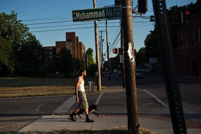 Un hombre camina por el Boulevard de Muhammad Ali, en Louisville, Kentucky, donde será enterrado.