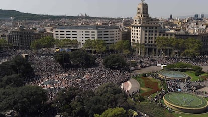 La gente abandona la Plaza de Catalunya tras el minuto de silencio por las v&iacute;ctimas del atentado de Barcelona. 