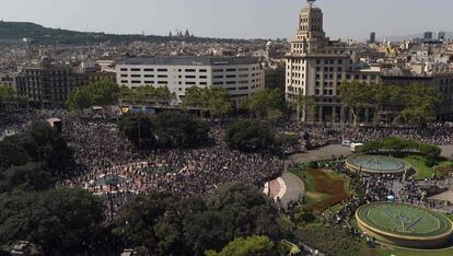 La gente abandona la Plaza de Catalunya tras el minuto de silencio por las v&iacute;ctimas del atentado de Barcelona. 