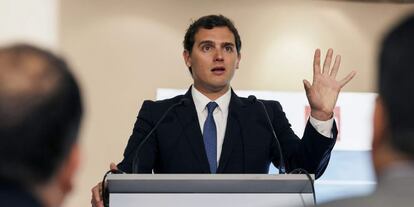 El presidente de Ciudadanos, Albert Rivera, durante su intervención hoy en un desayuno informativo organizado en Las Palmas de Gran Canaria. EFE