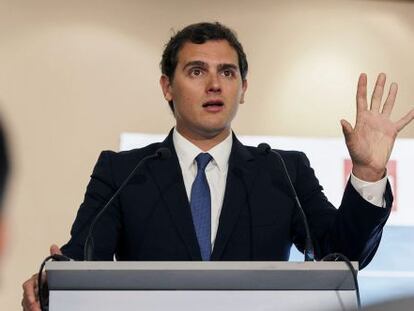 El presidente de Ciudadanos, Albert Rivera, durante su intervención hoy en un desayuno informativo organizado en Las Palmas de Gran Canaria. EFE