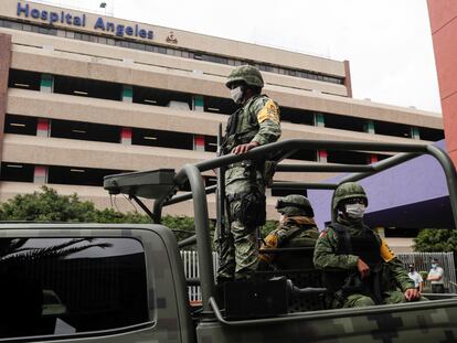 Soldados vigilan el Hospital Ángeles del Pedregal, desde donde declara Emilio Lozoya, acusado de corrupción.