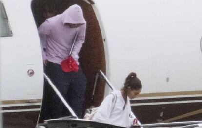Ariana Grande, este viernes a su llegada al aeropuerto de London-Stansted.