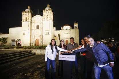 Teamwork. Pictured from left to right: Saymi Pineda Velasco, Secretary of Tourism of Oaxaca; Katya Somohano, CEO of Iberdrola México; Salomón Jara Cruz, Governor of the State of Oaxaca; Sildia Mecott Gómez, General Director of the Oaxaca Cultural Heritage Institute; Raymundo Chagoya Villanueva, Mayor of Oaxaca de Juárez; and Joel Omar Vázquez Herrera, Director of the INAH Center.