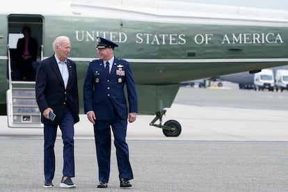 El presidente de Estados Unidos, Joe Biden, en la base aérea de Delaware, antes de iniciar su viaje a Londres, este domingo.