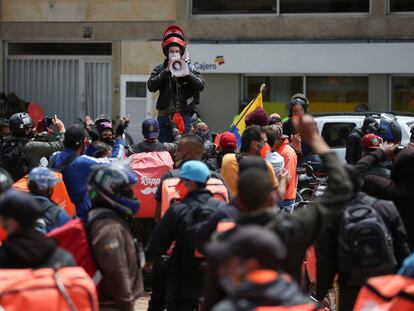 Repartidores de Rappi y otras aplicaciones de entrega protestan en agosto de 2020 en Bogotá.