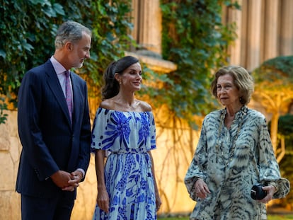 Los reyes Felipe y Letizia, acompañados por la reina Sofía, en la tradicional recepción a los representantes de la sociedad civil de Baleares, el 3 de agosto de 2023.