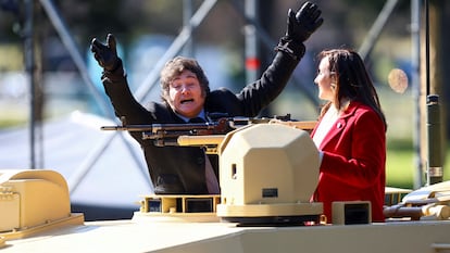 Javier Milei en un vehículo militar, junto a la vicepresidenta Victoria Villarruel, durante un desfile militar en Buenos Aires.