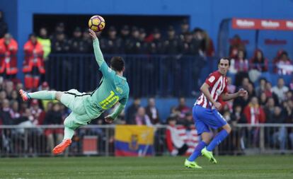 Messi trata de rematar un pase ante Godín.