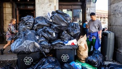 Montañas de basura en la Plaza Mayor de Madrid, el 24 de abril.
