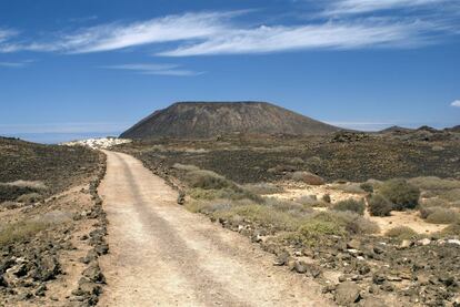 Sendero del volcán La Caldera, en el islote de Lobos (Fuerteventura).