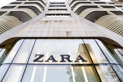 FILE PHOTO: The Zara clothing store logo is seen at the entrance of a store in Brussels, Belgium November 28, 2022. REUTERS/Yves Herman/File Photo