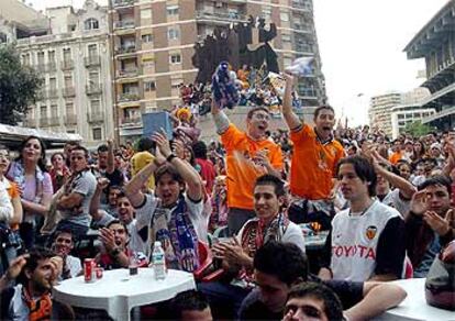 Seguidores valencianistas celebran el gol de Vicente en las calles de la ciudad levantina.