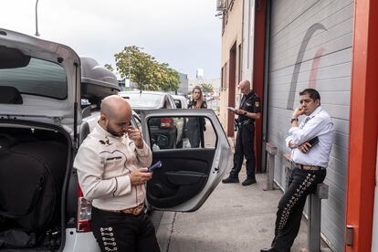 Freddy Solarte, junto a la policía, después del robo del violín.
