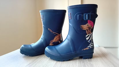 Botas de agua para mujer sobre fondo blanco.