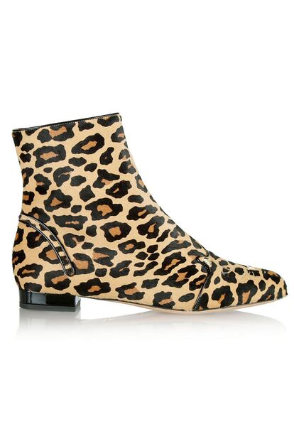 El 'animal print' regresa temporada tras temporada en zapatos y bolsos. Invierte en estos botines de Charlotte Olympia que están rebajados de 895 euros a 447,50 euros (ahorro de 447,50 euros).