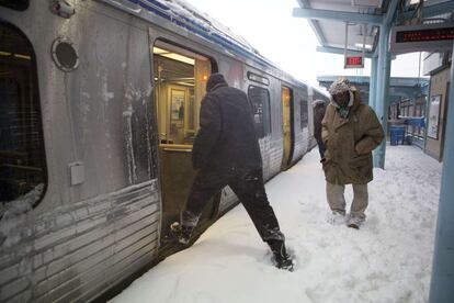 Estación de tren en Filadelfia cubierta de nieve.