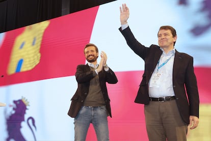 El presidente del Partido Popular, Pablo Casado (izquierda), y Alfonso Fernández Mañueco, presidente de la Junta de Castilla y León, este pasado domingo en León.