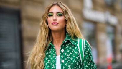 Artículo de EL PAÍS Escaparate sobre los polvos de Huda Beauty, virales en redes sociales.