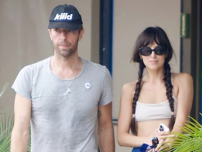 Chris Martin y Dakota Johnson durante un paseo en Malibú en mayo de 2025.