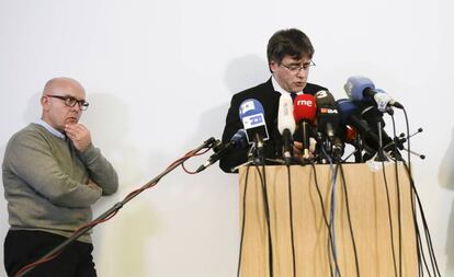 Carles Puigdemont, acompañado del abogado Gonzalo Boyé, en una rueda de prensa en Berlín, en febrero de 2019.