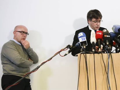 Carles Puigdemont, acompañado del abogado Gonzalo Boyé, en una rueda de prensa en Berlín, en febrero de 2019.