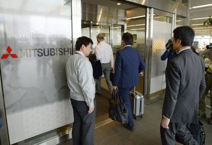 Investigadors del Ministeri de Transport del Japó, en una de les oficines de Mitsubishi.