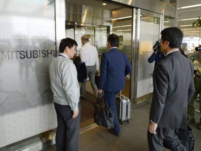 Investigadors del Ministeri de Transport del Japó, en una de les oficines de Mitsubishi.